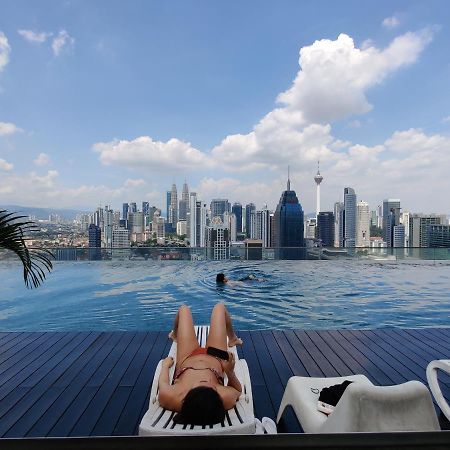 Starsbed Klcc Skyview Roof Pool Hostel Kuala Lumpur Esterno foto