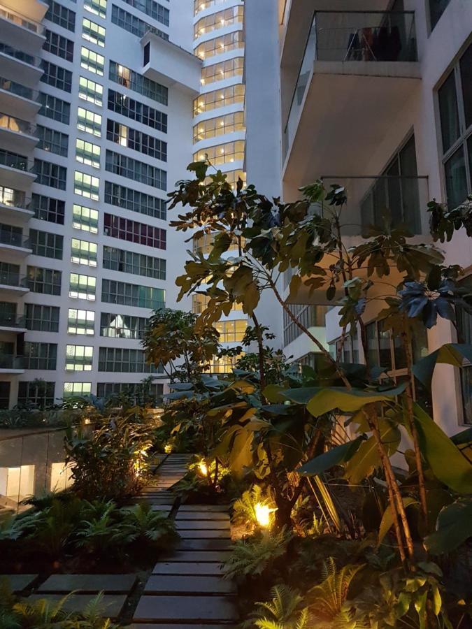 Starsbed Klcc Skyview Roof Pool Hostel Kuala Lumpur Esterno foto
