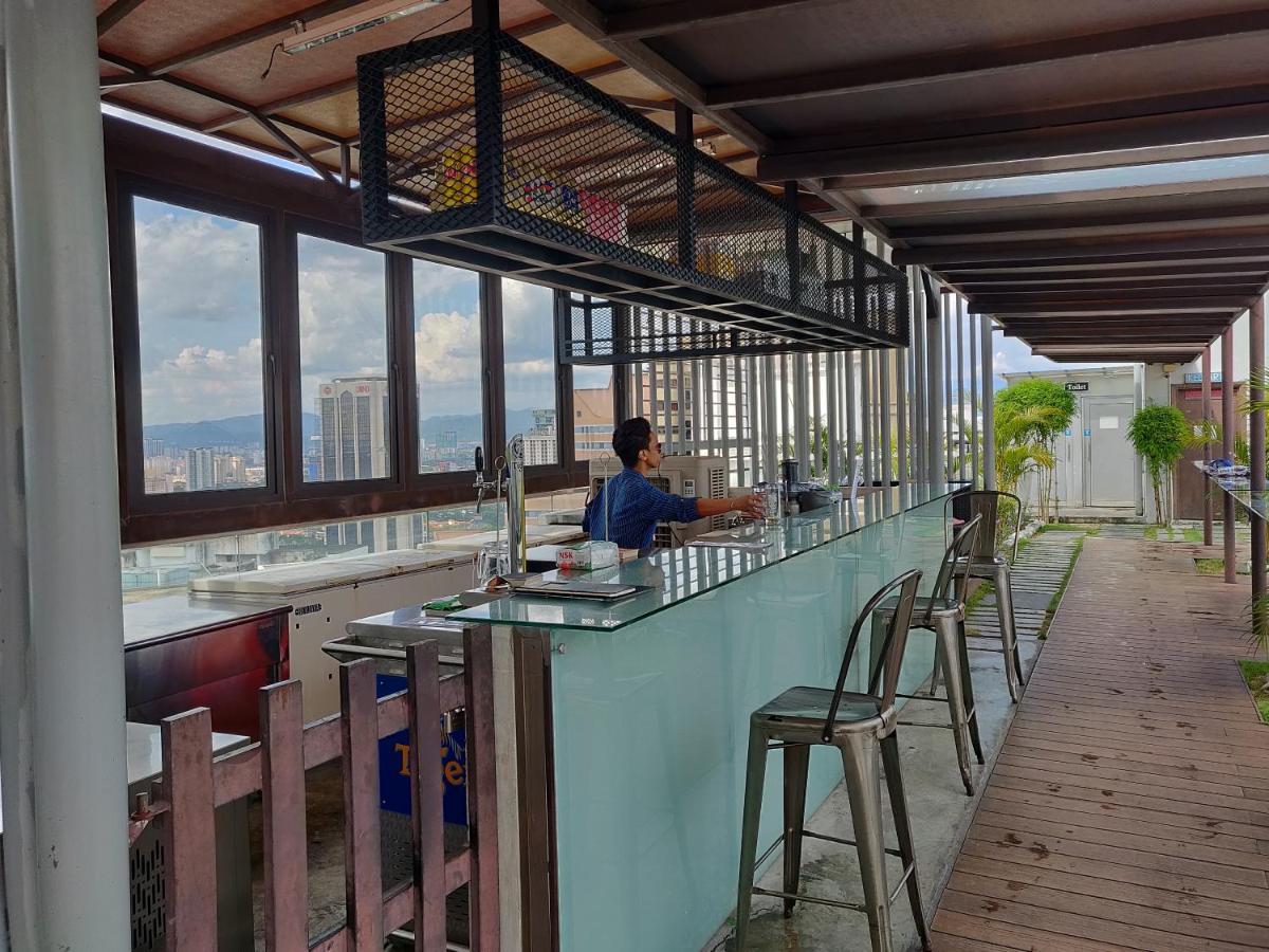 Starsbed Klcc Skyview Roof Pool Hostel Kuala Lumpur Esterno foto