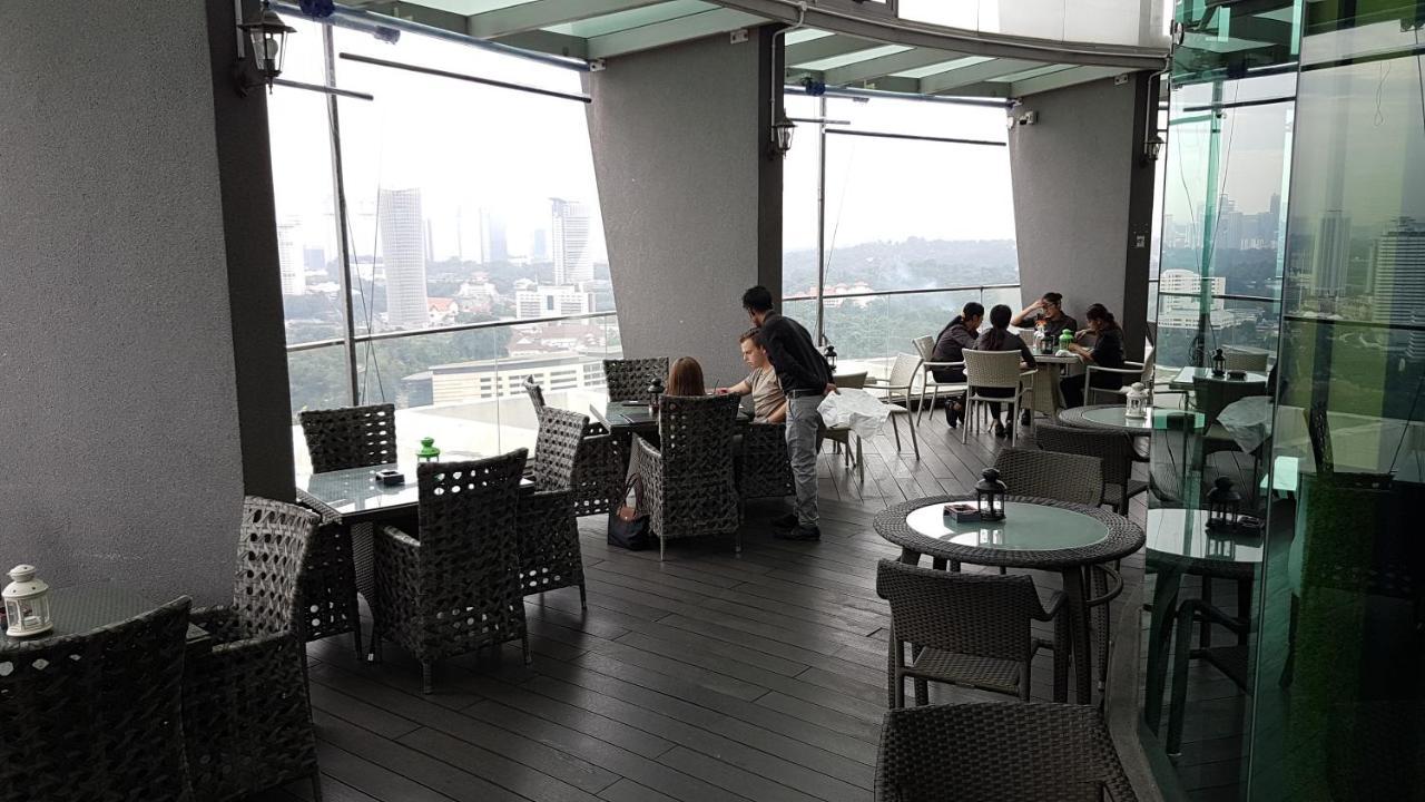 Starsbed Klcc Skyview Roof Pool Hostel Kuala Lumpur Esterno foto