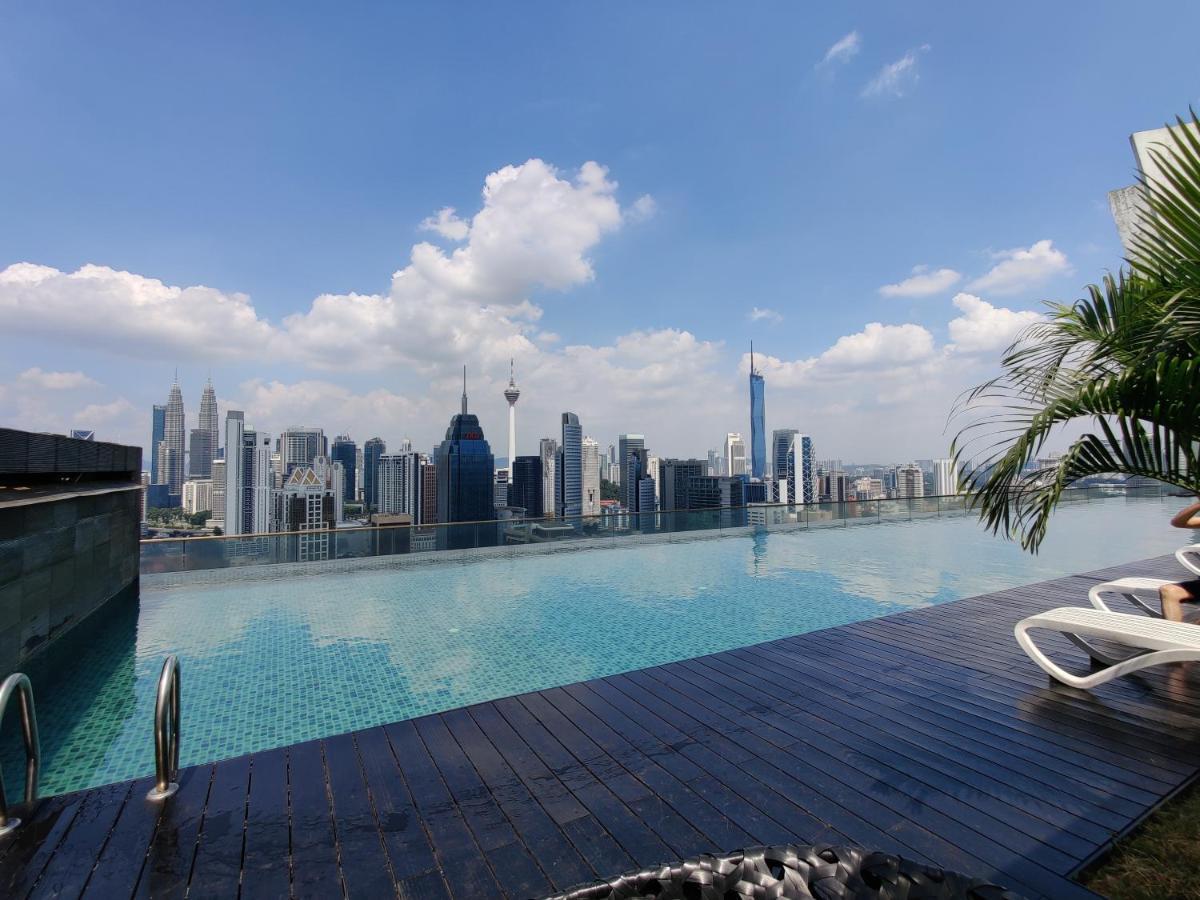 Starsbed Klcc Skyview Roof Pool Hostel Kuala Lumpur Esterno foto