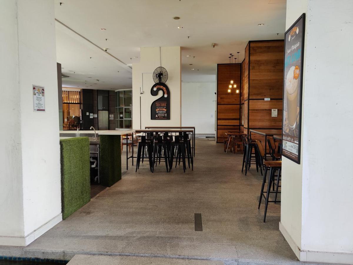 Starsbed Klcc Skyview Roof Pool Hostel Kuala Lumpur Esterno foto