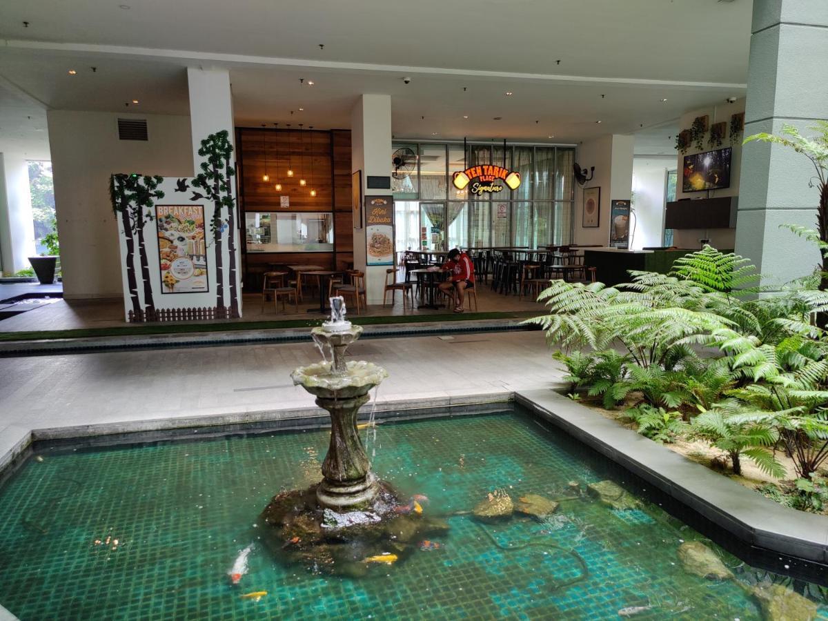 Starsbed Klcc Skyview Roof Pool Hostel Kuala Lumpur Esterno foto